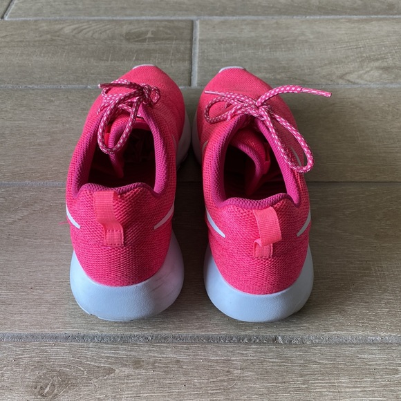 Nike Hot Pink Roshe Sneakers Size: 9 - Picture 4 of 7